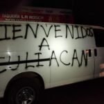 Abandonan camioneta con cuerpos y leyenda ‘Bienvenidos a Culiacán’ durante gira de AMLO en Sinaloa