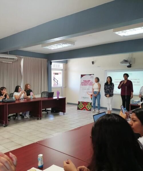 Fortalecen a jóvenes sudcalifornianas con taller de empoderamiento integral