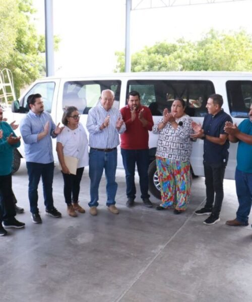 Gobernador entrega nuevo transporte escolar y promete mejoras viales y de salud en El Carrizal