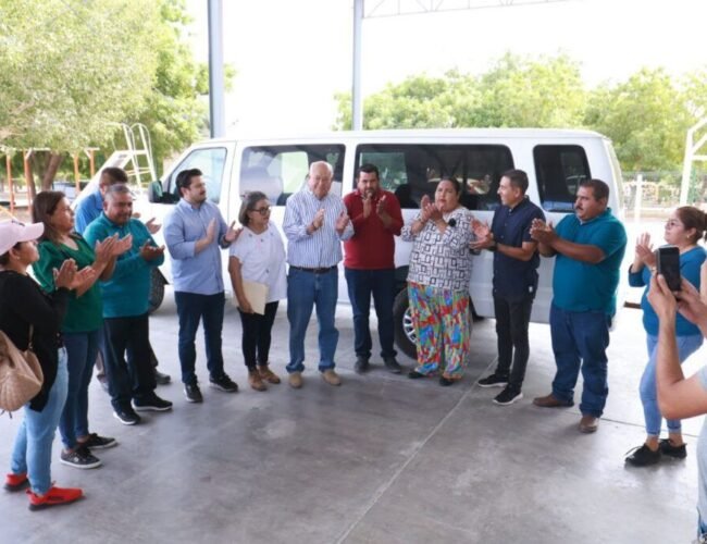 Gobernador entrega nuevo transporte escolar y promete mejoras viales y de salud en El Carrizal