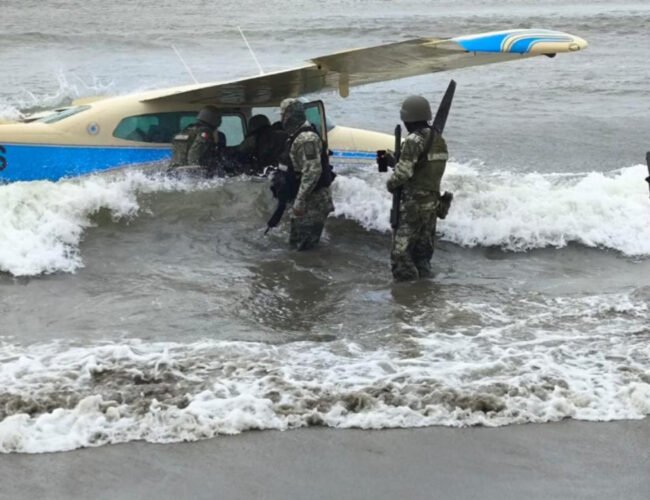 Fuerza Aérea intercepta avioneta con 500 kilos de cocaína en Ixhuatán, Oaxaca