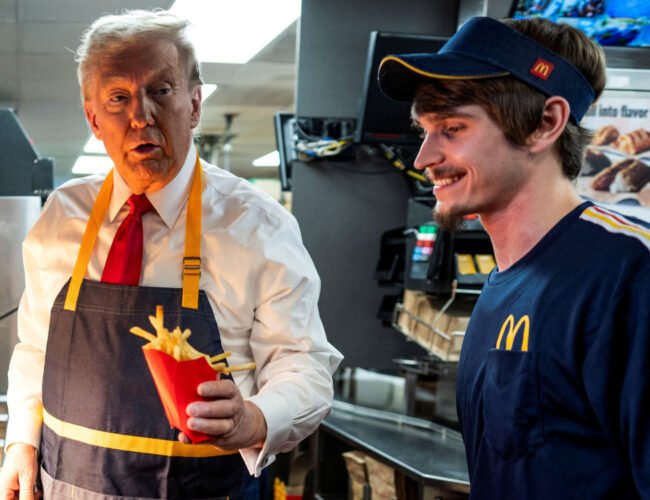 Trump se mete a trabajar en McDonald’s y da conferencia desde la ventanilla