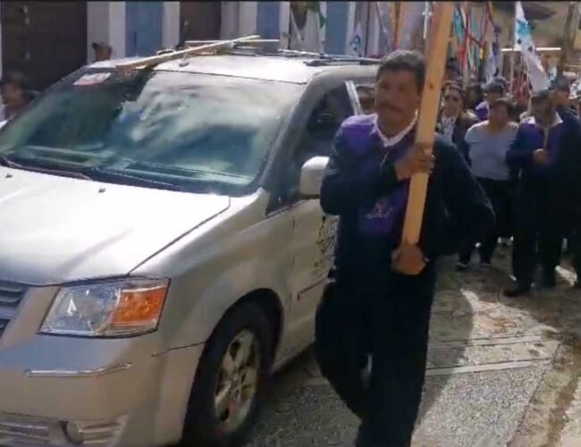 Procesión acompaña el cuerpo del párroco Marcelo Pérez con banderas de ‘Paz’