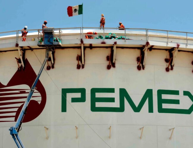 Tres trabajadores demandan a Pemex por lesiones tras fuga en la refinería Deer Park