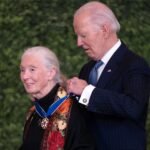 Biden condecora a Jane Goodall, Hillary Clinton, ‘Magic’, Messi, Bono y Soros