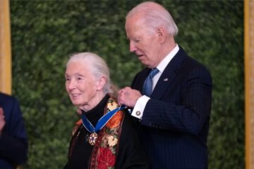 Biden condecora a Jane Goodall, Hillary Clinton, ‘Magic’, Messi, Bono y Soros