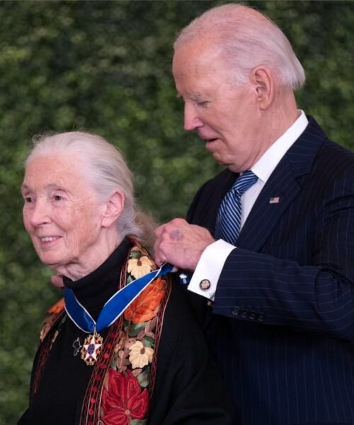 Biden condecora a Jane Goodall, Hillary Clinton, ‘Magic’, Messi, Bono y Soros