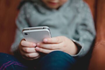 Suman 79 países que prohíben el celular en la escuela; infancias mejoran aprendizaje: Unesco