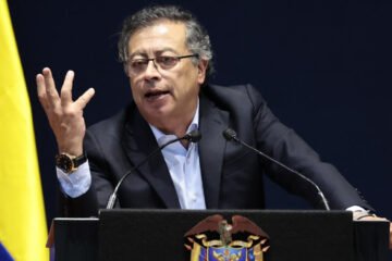 Petro rechaza vuelos con deportados de EU; advierte sobre estadounidenses establecidos de “manera irregular” en Colombia