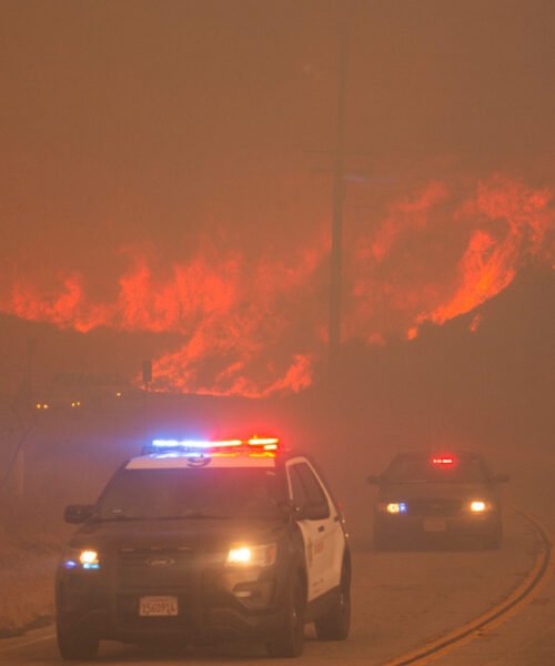 Un nuevo incendio forestal cerca de Los Ángeles obliga a evacuaciones