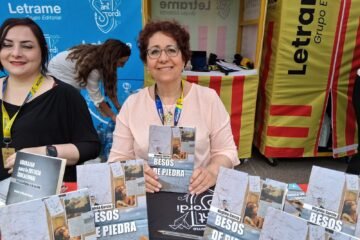Virginia García presentó su primera novela Besos de piedra en la parada de Letrame durante Sant Jordi 2025