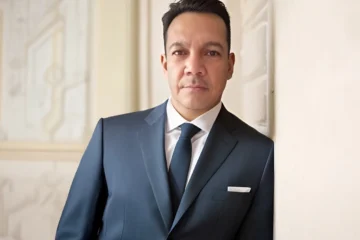 Oscar Martínez Montes emociona con su primer libro de poesía, una obra nacida desde el alma