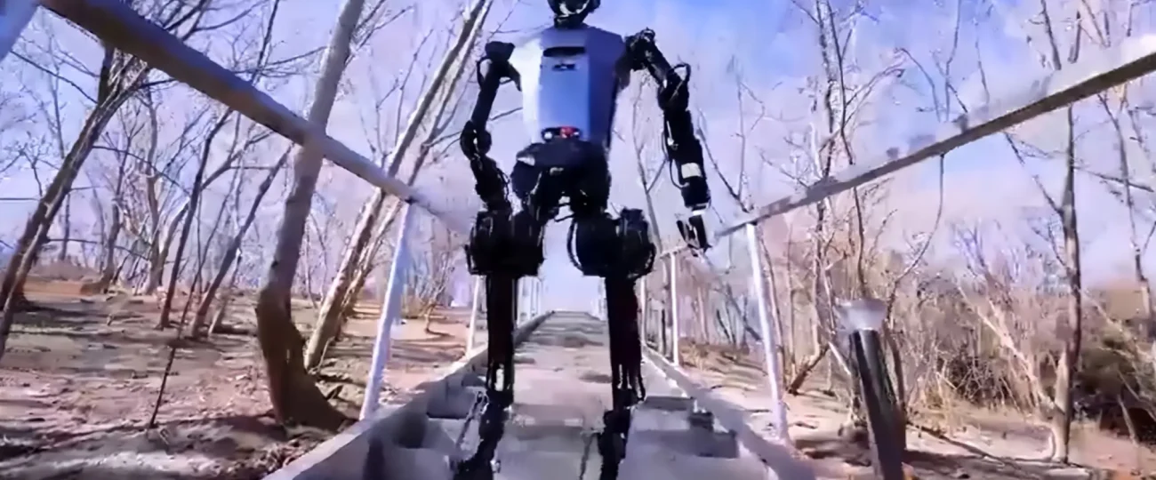 Una media maratón para la historia: corredores humanos contra runners robots