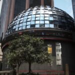 La bolsa mexicana sube, las del mundo caen. El peso se fortalece, el dólar tropieza