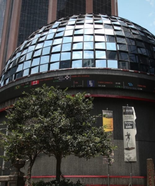 La bolsa mexicana sube, las del mundo caen. El peso se fortalece, el dólar tropieza
