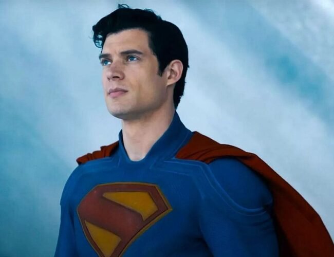 Superman: el agotador intento de contar todo a la vez en todas partes (**)