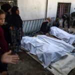 Bombas israelíes caen en la entrada de un hospital en Gaza y matan a 9 personas