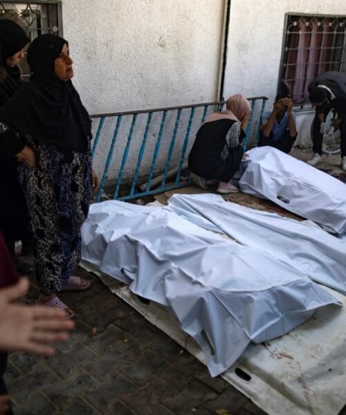 Bombas israelíes caen en la entrada de un hospital en Gaza y matan a 9 personas