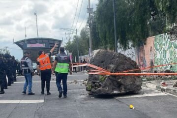 Se desprende roca de 2.5 metros del Cerro del Tepeyac y lesiona a una persona