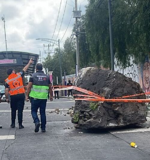 Se desprende roca de 2.5 metros del Cerro del Tepeyac y lesiona a una persona