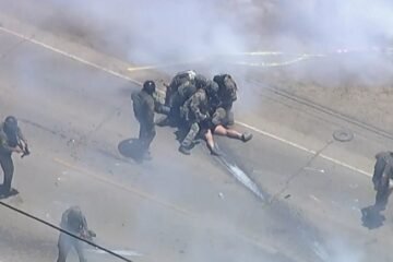 Gases y piedras: crece la violencia en redadas en California