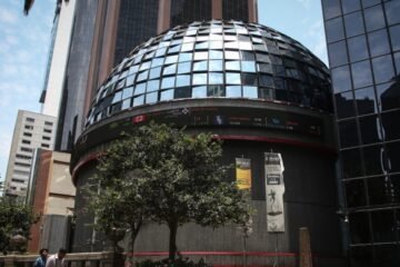 La bolsa mexicana sube, las del mundo caen. El peso se fortalece, el dólar tropieza
