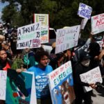 Protestas reciben a Trump durante su visita al centro Alligator Alcatraz para migrantes