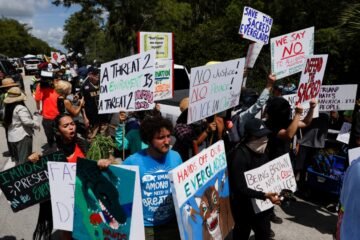 Protestas reciben a Trump durante su visita al centro Alligator Alcatraz para migrantes