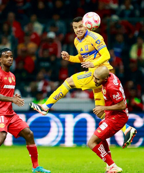 Tigres vence al campeón Toluca en su casa con doblete de Ibáñez