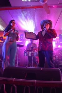 Se la rifan en la entrega de El Califa