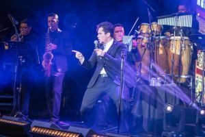 Eclipsó el Lunario con su voz en enorme show