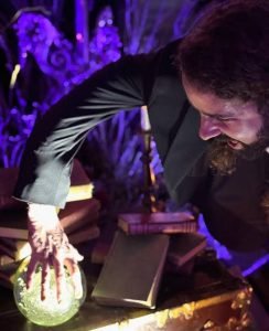 Alfombra Morada de Piecito; celebran el regreso de Merlina con estilo gótico