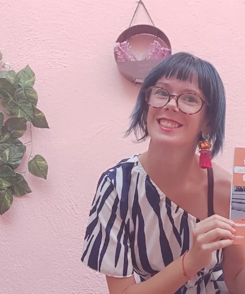 Noelia Castillo Piñol debuta con una voz fresca que transforma la experiencia en humor y aprendizaje