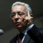Expresidente colombiano Álvaro Uribe condenado a 12 años de prisión domiciliaria