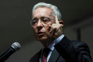 Expresidente colombiano Álvaro Uribe condenado a 12 años de prisión domiciliaria