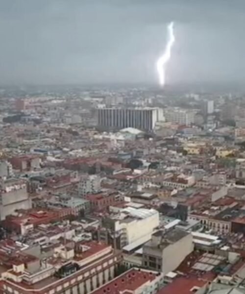 Videos | Tormenta eléctrica retrasa el partido entre América y Querétaro; Cablebús suspende servicio