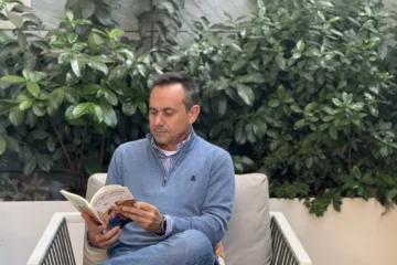 José Antonio Echeverría Villar conmueve con La vejez cabrona, una novela que une memoria, ironía y verdad emocional