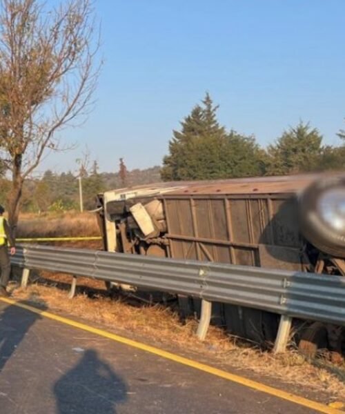 Un autobús turístico vuelca en Tiripetío, Michoacán; hay 7 muertos y 20 lesionados