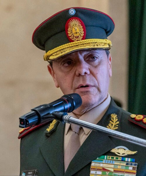Milei nombra a un militar como ministro de Defensa por primera vez en democracia