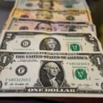 Precio del dólar sube tras alcanzar su valor más bajo en 18 meses