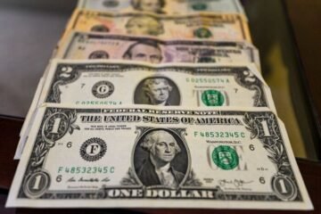 Precio del dólar sube tras alcanzar su valor más bajo en 18 meses