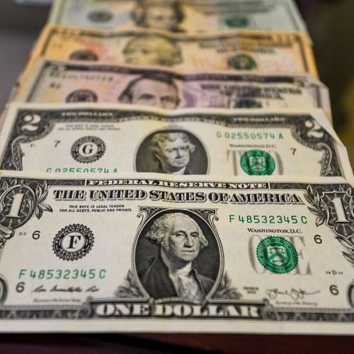 Precio del dólar sube tras alcanzar su valor más bajo en 18 meses