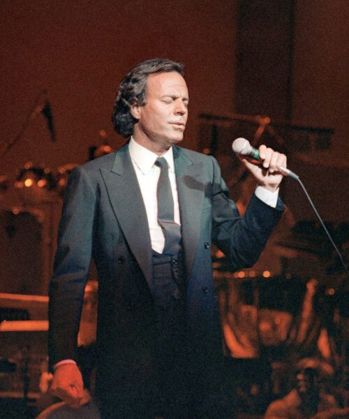 Julio Iglesias seguirá sonando en mi salón