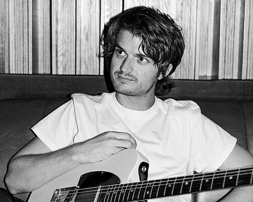 De héroe en Stranger Things a desbancar a Taylor Swift: el inesperado éxito musical de Joe Keery con una canción que supera los 2.000 millones de escuchas