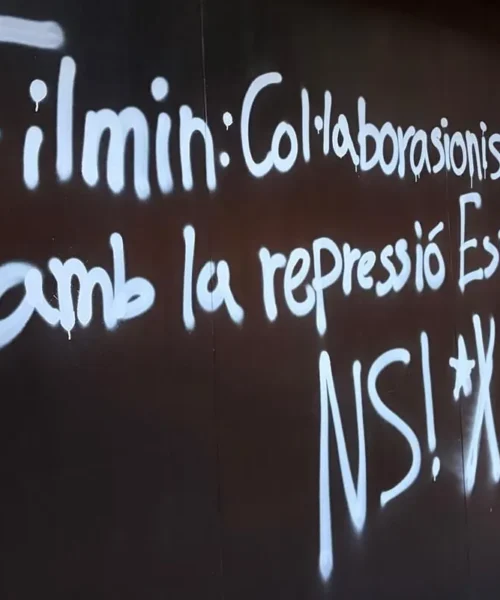 Independentistas radicales vandalizan la sede de Filmin con una pintada por «colaboracionista con la represión española»