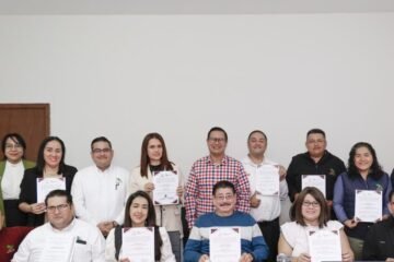 CECyTE BCS entrega nombramientos a ocho presidentes de academia