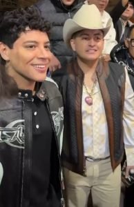 Eduin Caz da “Patadita de la buena suerte” a Moy Bobadilla