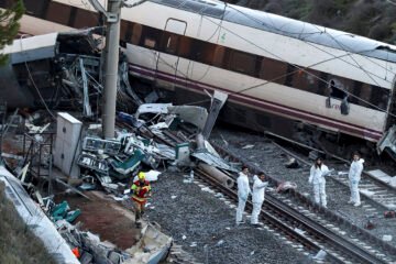 Gobierno español califica como ‘muy raro’ el descarrilamiento de trenes que suma ya 39 muertos