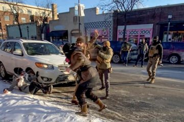 Videos muestran que Alex Pretti intentó proteger a dos personas antes de que los agentes del ICE le dispararan