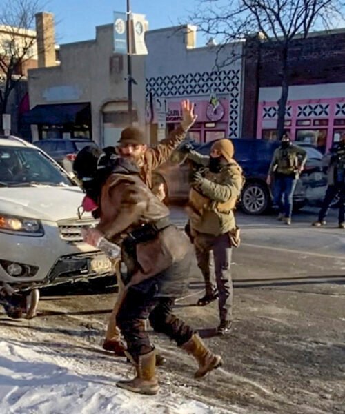 Videos muestran que Alex Pretti intentó proteger a dos personas antes de que los agentes del ICE le dispararan